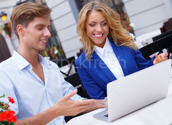 Foto stock: Jovens · laptop · discutir · algo · verão · café