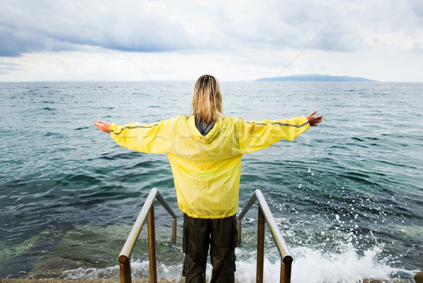 Stockfoto: Dapper · vrouw · groet · stormachtig · oceaan · water