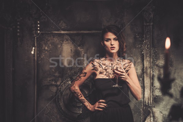Tatuato bella donna vecchio interni ragazza Foto d'archivio © Nejron