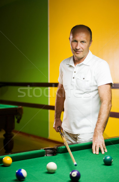 Stockfoto: Man · spelen · biljart · groene · zwembad · nacht