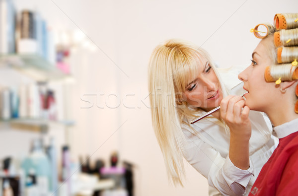 Femminile parrucchiere lavoro salone di bellezza donna sorriso Foto d'archivio © Nejron