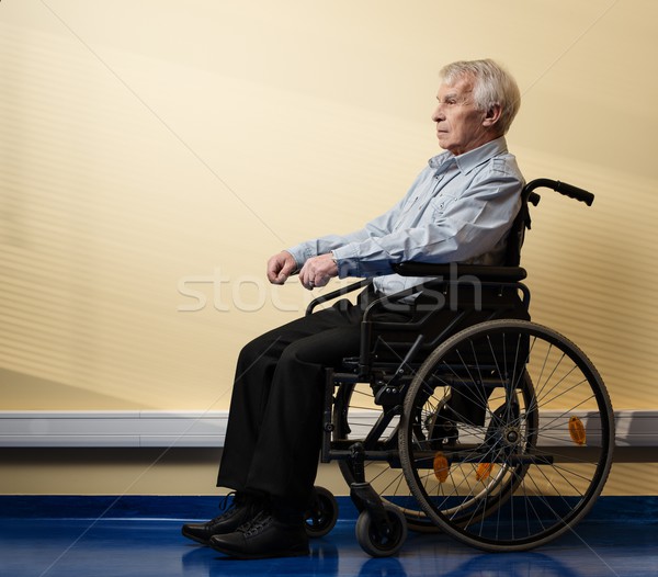 Nadenkend senior man rolstoel verpleeginrichting werk Stockfoto © Nejron