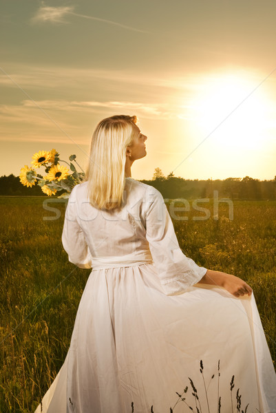 Foto stock: Jovem · bela · mulher · buquê · girassóis · campo · pôr · do · sol