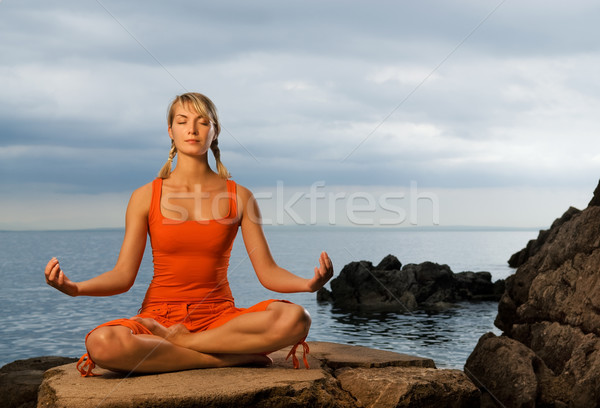 Piękna młoda kobieta jogi wykonywania odkryty niebo Zdjęcia stock © Nejron