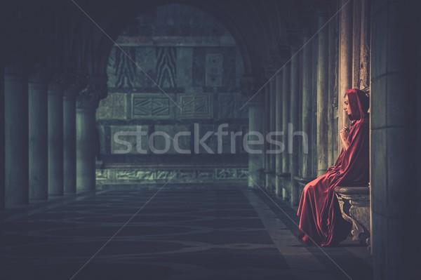 Nő piros köpeny imádkozik egyedül lány Stock fotó © Nejron