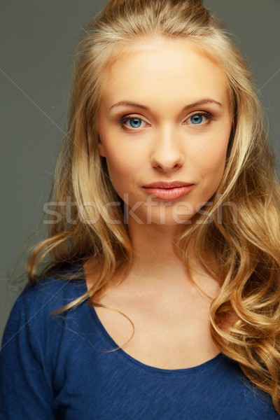 Pozitív fiatal nő hosszú haj kék szemek nő mosoly Stock fotó © Nejron