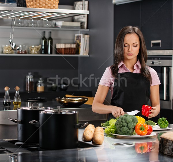 Jeune femme tablier modernes cuisine [[stock_photo]] © Nejron