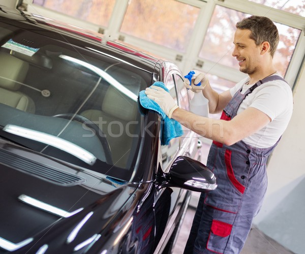 Werknemer car wash schoonmaken auto spray lichaam Stockfoto © Nejron