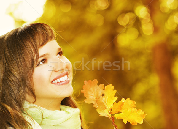 Belle romantique brunette or automne feuille [[stock_photo]] © Nejron