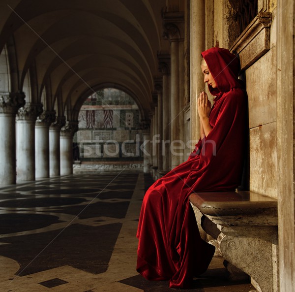 Femeie roşu rugăciune singur fată Imagine de stoc © Nejron