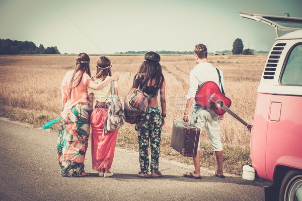 Foto d'archivio: Hippie · amici · chitarra · bagaglio · donna