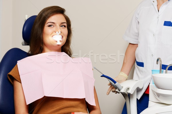 Dentist albirea dintilor femeie pacient Imagine de stoc © Nejron