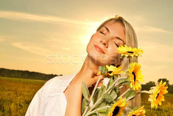 Zdjęcia stock: Młodych · piękna · kobieta · bukiet · słoneczniki · dziedzinie · wygaśnięcia