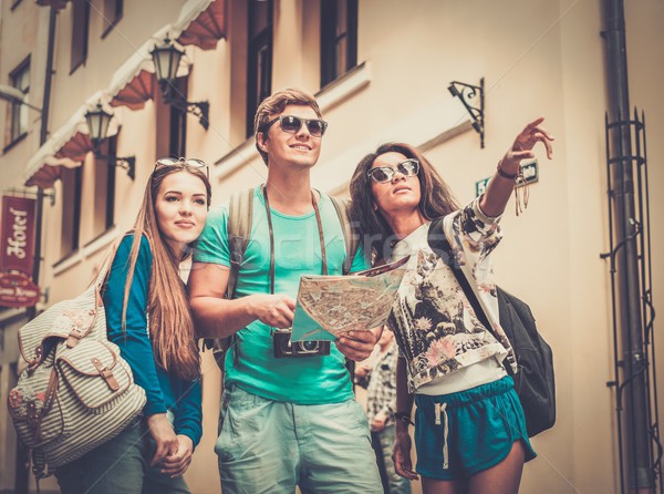 Foto stock: Amigos · turistas · mapa · edad · ciudad