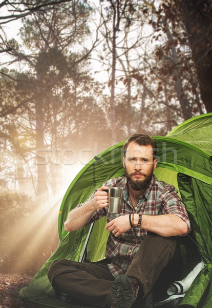 Stock fotó: Jóképű · utazó · sátor · kávéscsésze · őszi · erdő
