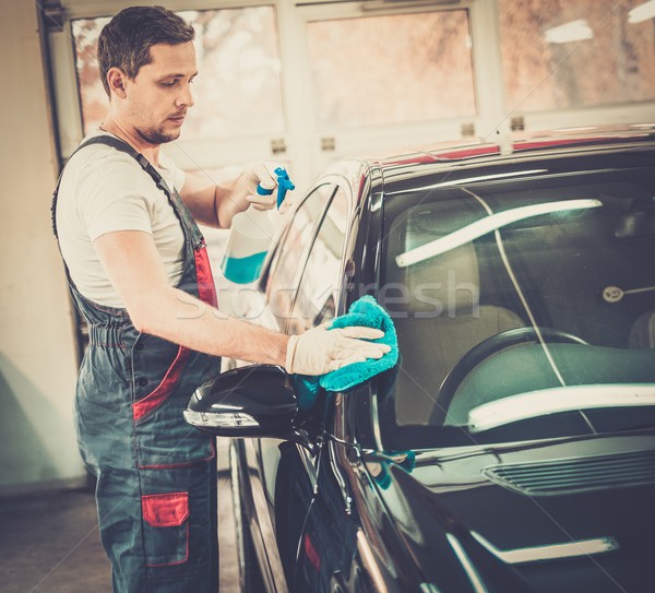 Werknemer car wash schoonmaken auto spray lichaam Stockfoto © Nejron