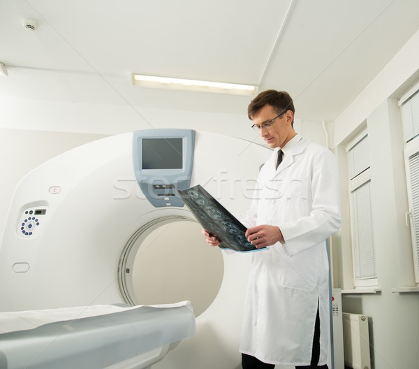 Doktor bakıyor tomografi bilgisayar tıbbi Stok fotoğraf © Nejron