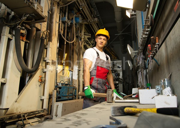 Trabajador seguridad sombrero maquinaria habitación trabajador de la fábrica Foto stock © Nejron
