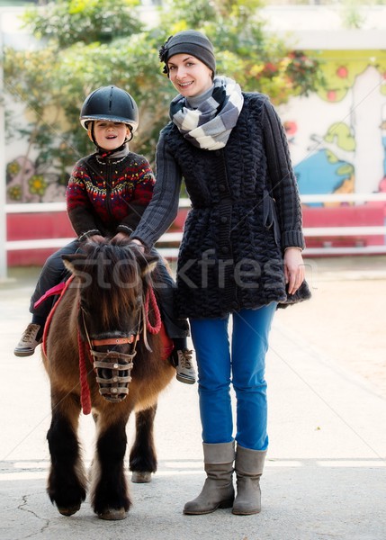 Mãe equitação filho pónei capacete Foto stock © Nejron