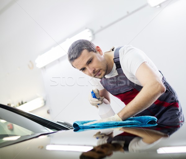 Werknemer car wash schoonmaken auto spray lichaam Stockfoto © Nejron