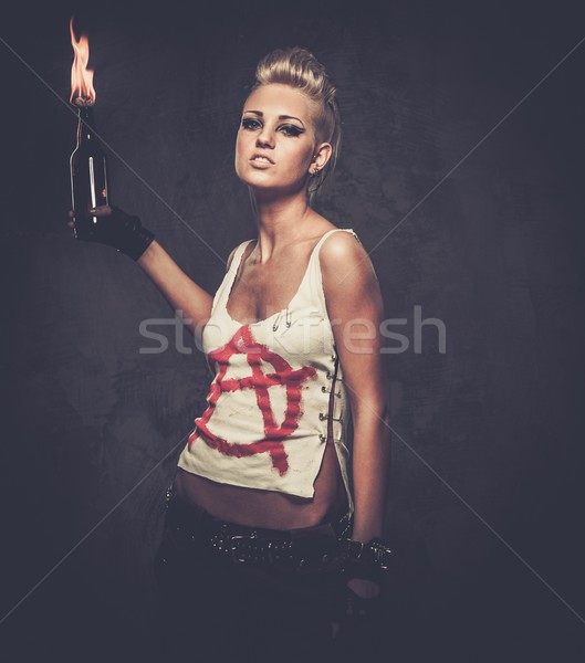Punk dziewczyna koktajl twarz ściany wojny Zdjęcia stock © Nejron
