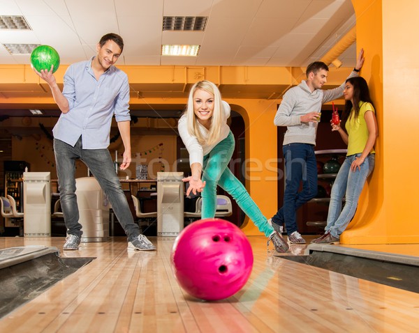 [[stock_photo]]: Groupe · quatre · jeunes · souriant · personnes · jouer