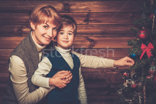 Foto d'archivio: Felice · madre · piccolo · ragazzo · albero · di · natale · legno