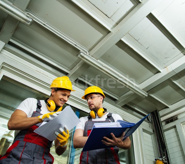 [[stock_photo]]: Deux · travailleurs · usine · contrôle · chambre · lecture