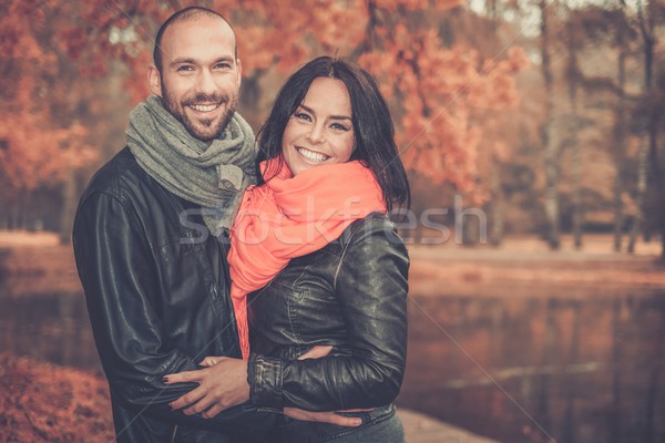 Fericit cuplu în aer liber frumos toamnă Imagine de stoc © Nejron