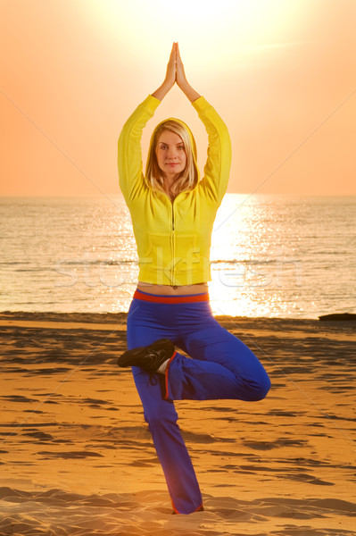 Foto stock: Belo · mulher · jovem · fitness · exercer · praia · pôr · do · sol