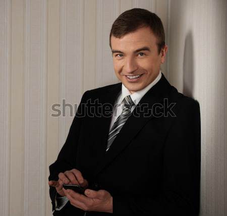 Knappe man zwart pak mobiele telefoon praten mode werk Stockfoto © Nejron