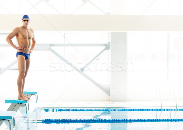 Foto stock: Jovem · muscular · em · pé · piscina · homem