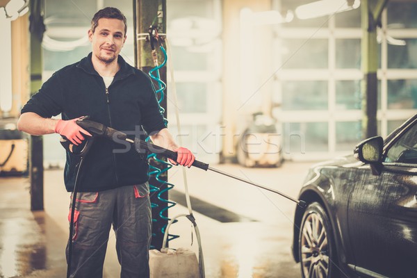 Homem trabalhador lavagem luxo carro lava-jato Foto stock © Nejron