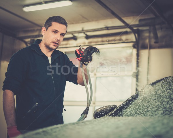 Man werknemer wassen luxe auto car wash Stockfoto © Nejron