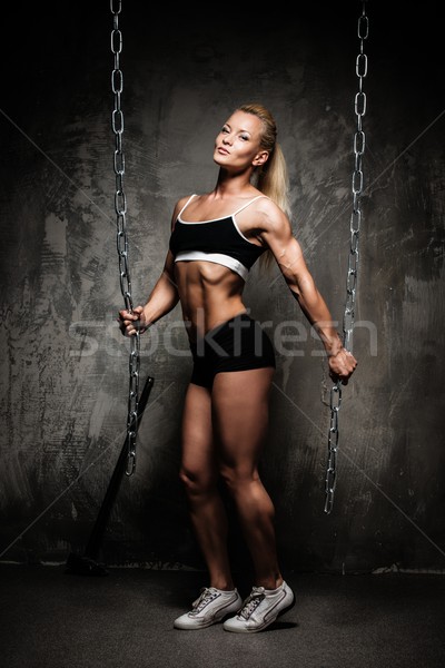 Belle musculaire bodybuilder femme chaînes Photo stock © Nejron