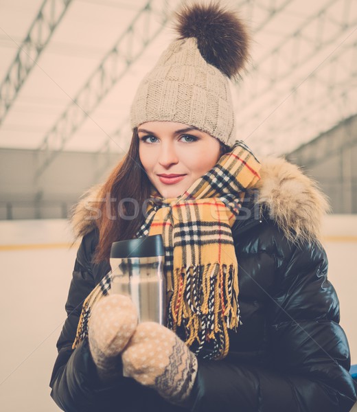 女孩 杯 熱飲 溜冰 冬天 商業照片 © Nejron