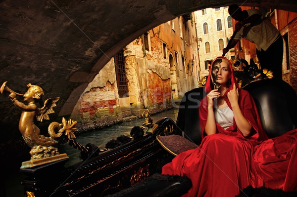 Foto stock: Mujer · rojo · capa · equitación · edificio · ciudad