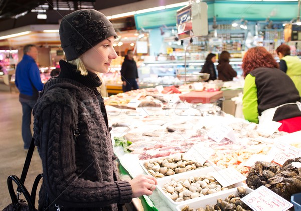 Jonge vrouw kiezen zeevruchten markt vrouw voedsel Stockfoto © Nejron
