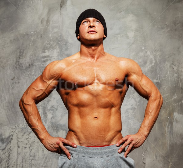 Barbat frumos muscular trunchi pălărie prezinta om Imagine de stoc © Nejron
