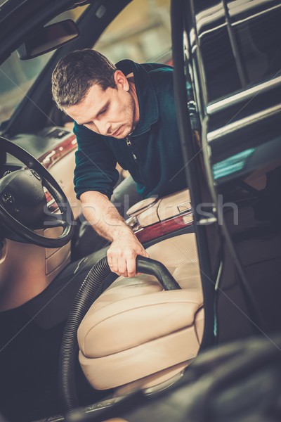 Trabalhador lava-jato limpeza carro interior aspirador de pó Foto stock © Nejron