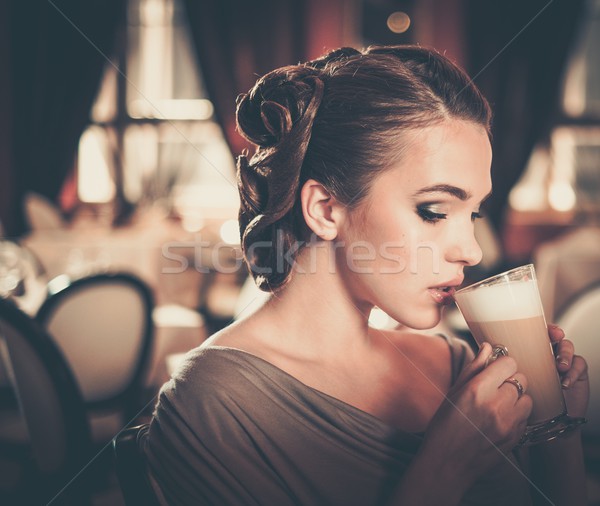 Frumos ceaşcă cafea singur restaurant Imagine de stoc © Nejron