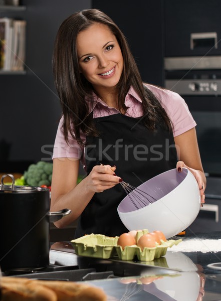 Jeune femme tablier oeufs modernes cuisine oeuf [[stock_photo]] © Nejron