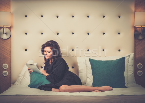 Vrouw badjas bed computer home Stockfoto © Nejron
