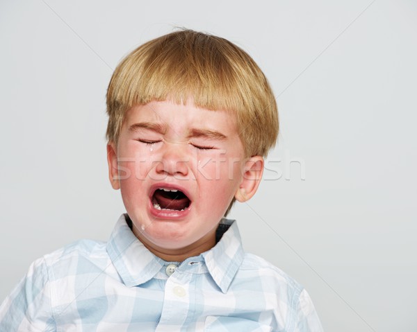 Plâns copil băiat cămaşă faţă Imagine de stoc © Nejron