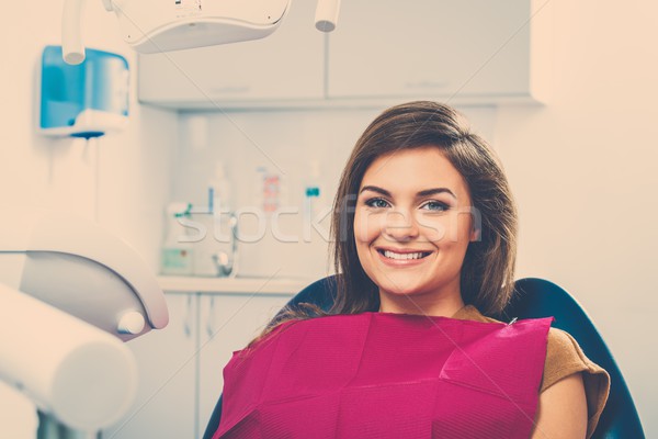 Frumos tineri bruneta femeie dentist faţă Imagine de stoc © Nejron