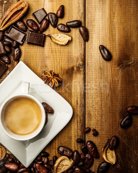 商業照片: 一杯咖啡 · 木桌 · 咖啡豆 · 咖啡 · 黑暗 · 早餐