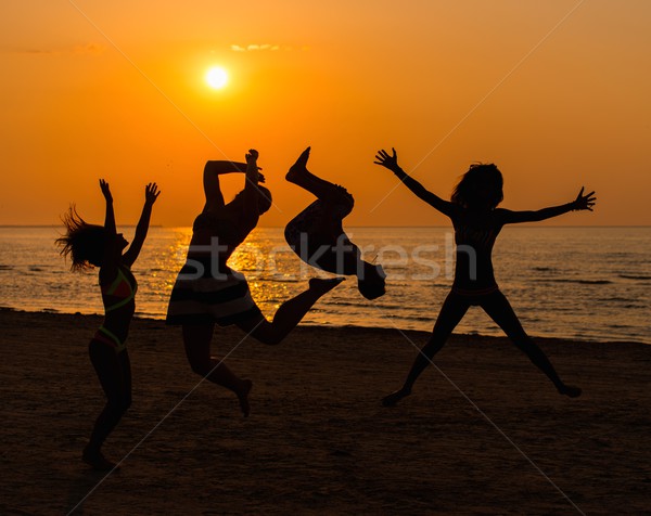 Foto stock: Siluetas · jóvenes · playa · puesta · de · sol · mujer