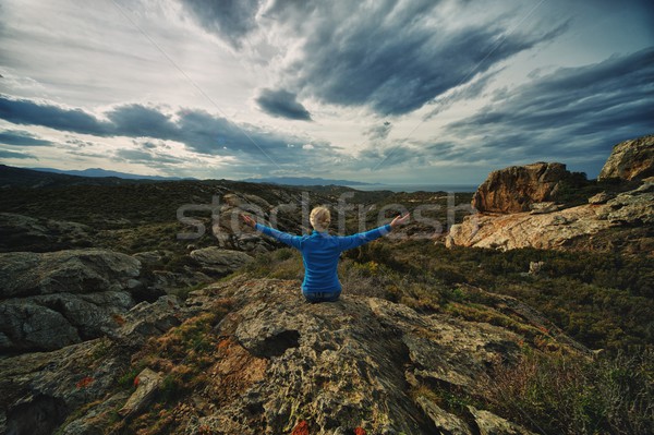 Foto stock: Mulher · boné · céu · nuvens · oceano · montanhas