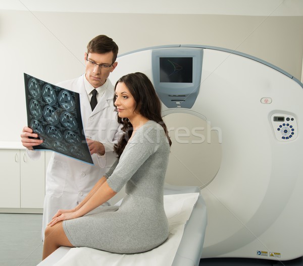 Doktor genç kadın hasta bakıyor tomografi Stok fotoğraf © Nejron