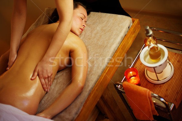 Горячая брюнетка наслаждается сексом после массажа